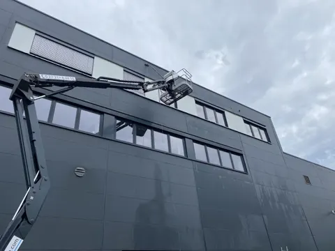 Fassadenreinigung mit einer Hubarbeitsbühne