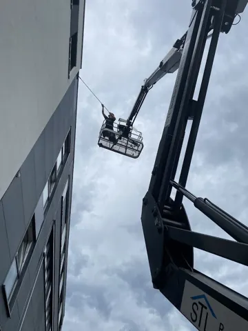 Reinigungsarbeiten an der Außenfassade mit Hebebühne