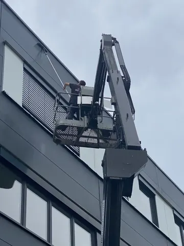 Fassadenarbeiten mit Hubarbeitsbühne