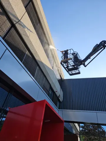 Reinigung der Außenfassade mit Hebebühne