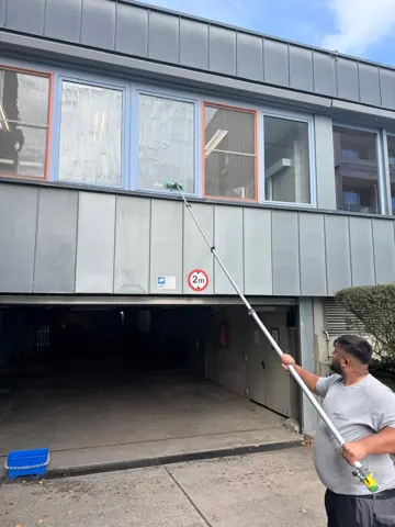 Reinigung von Fassadenplatten mit Teleskopstange