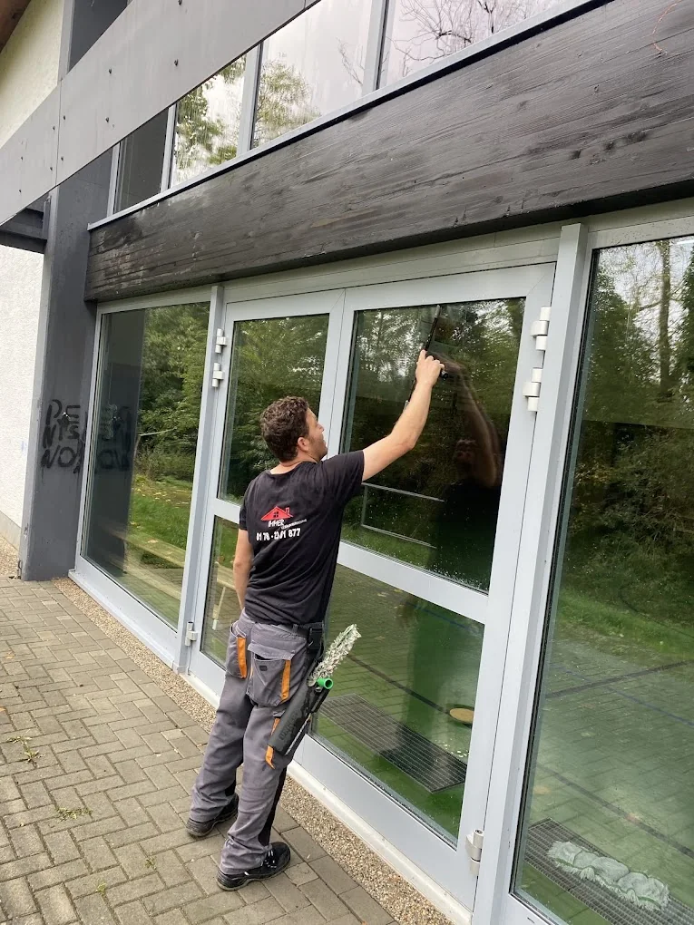 Fensterreinigung an einer großen Glasfront
