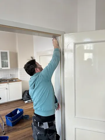 Reinigung einer Glasfläche im Innenraum