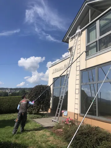 Reinigung hoher Fenster mit Teleskopstange
