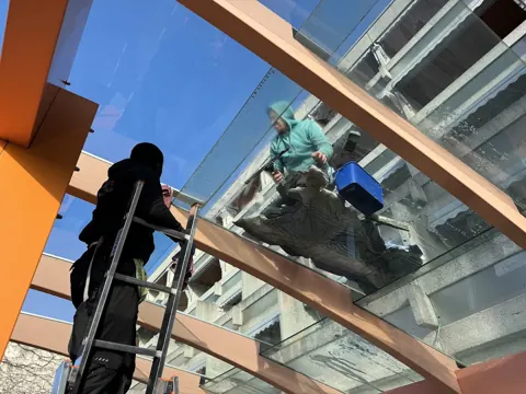 Reinigung eines gläsernen Vordachs