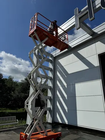 Reinigungsarbeiten mit Scherenhebebühne