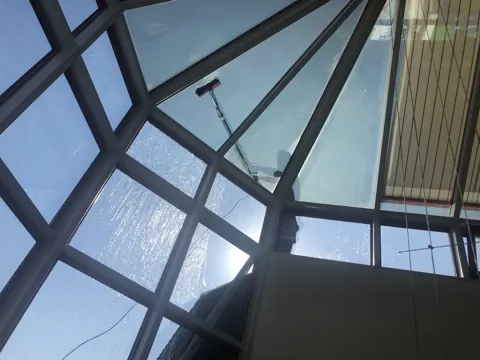 Reinigung einer gläsernen Überdachung