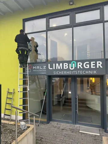 Reinigung am verglasten Geschäftseingang