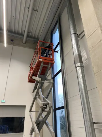 Reinigung hoher Fenster in einer Halle