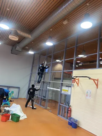 Reinigung hoher Flächen in einer Halle