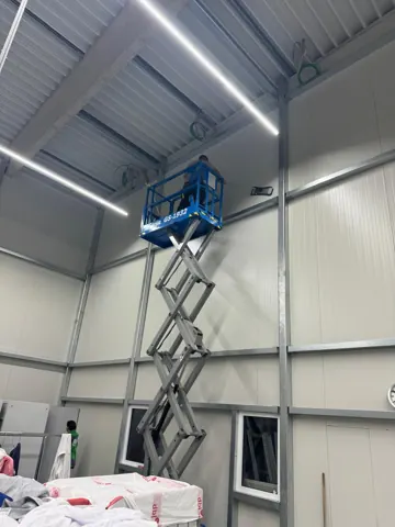 Reinigung hoher Hallenflächen mit Hebebühne