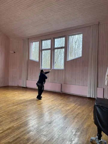 Bodenpflege in einem großen Innenraum