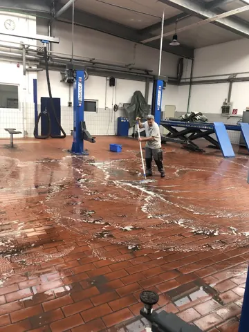 Intensivreinigung eines gefliesten Werkstattbodens
