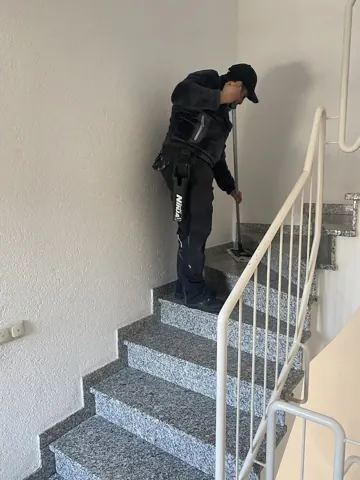 Reinigung einer Steintreppe im Treppenhaus