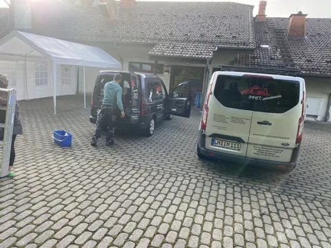 Firmenfahrzeuge am Einsatzort
