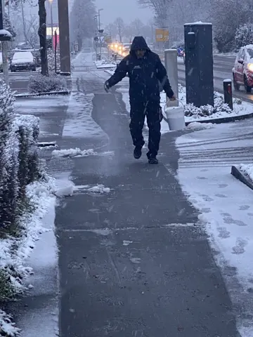 Schneeräumung auf einem Gehweg