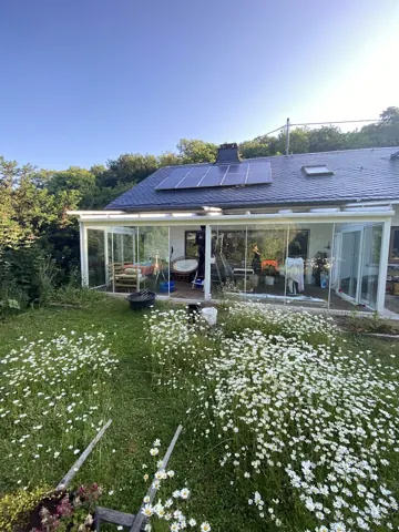 Reinigungsarbeiten an einem Wintergarten