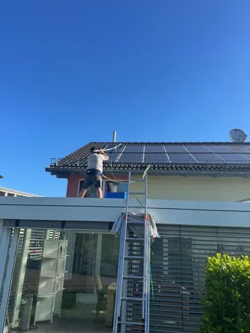 Reinigung am Dach eines Wintergartens