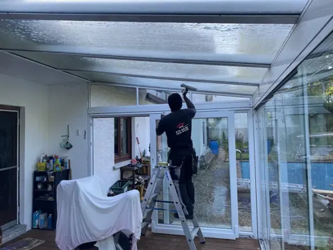 Reinigung eines Wintergartendachs von innen